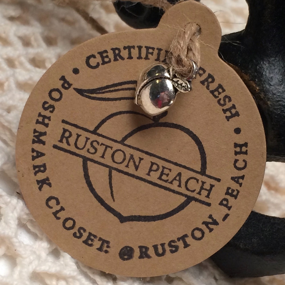 CLOSET DETAILS - Picture 7 of 7